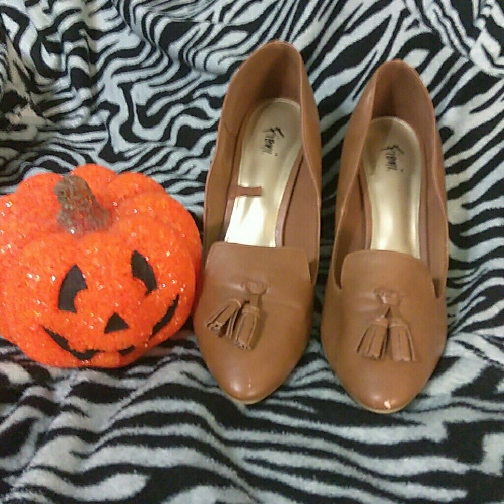 7.5 women's tan tasseled dress pump